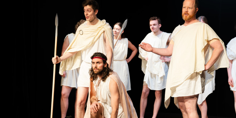 Łukasz Kusmierz, musikalischer Leiter des Ensembles (vorne), gibt in der Studiobühne die Titelrolle des Actéon.<address>&copy; Bogdan Panchenko</address>