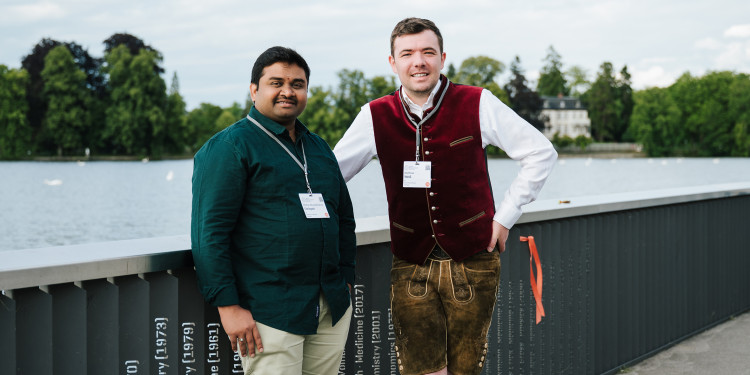 Dr. Mohan M. Garlapati (l.) und Dr. Matthias Weiß, Nachwuchswissenschaftler der Universität Münster, hatten die Ehre, an der 73. Lindauer Nobelpreisträgertagung teilzunehmen. Hier stehen sie auf dem „Nobelpreisträger-Steg“, der die Namen all jener Preisträger ziert, die die Tagung seit 1951 besucht haben – über 400 an der Zahl.<address>© Lindau Nobel Laureate Meetings - Torben Nuding</address>