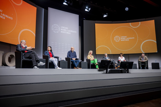 Ob Vortrag oder Podiumsdiskussion: Die Haupthalle mit ihrer großen Bühne war der Dreh- und Angelpunkt für die inhaltlichen Impulse der Tagung.<address>© Lindau Nobel Laureate Meetings</address>