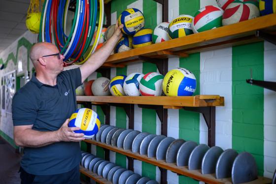 Zu den Aufgaben von Ludger Vogt und seinen Kollegen gehört auch die Wartung und Ausgabe von Sportgeräten.<address>© Uni MS - Michael Möller</address>