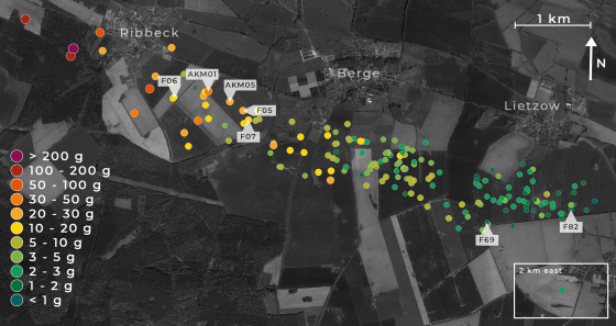 Kartenansicht des Trümmerfeldes in Ribbeck, Berge und Lietzow. Die Pfeile markieren die Fundstücke, die die Wissenschaftler untersucht haben.<address>© Andreas Möller</address>
