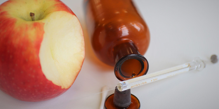 Symbolfoto mit angebissenem Apfel, Spritze und Arzeifläschchen.<address>&copy; Uni MS - Rechtsmedizin</address>