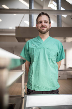 Als Rechtsmediziner arbeitet Dr. Maximilian Hagen in einem Obduktionssaal.<address>&copy; Lukas Wiedau - UKM</address>