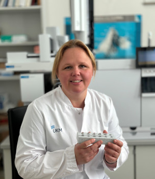 Dr. Jennifer Schürenkamp hält Blutprobenextrakte in der Hand. Mit einem Messgerät untersucht sie, ob Gift darin enthalten ist.<address>&copy; Ronald Schulz - UKM</address>