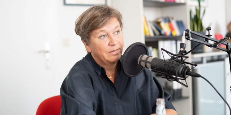 Prof. Dr. Anne Wolowski rät zu regelmäßigen Kontrollterminen beim Zahnarzt.<address>&copy; Uni MS - Linus Peikenkamp</address>