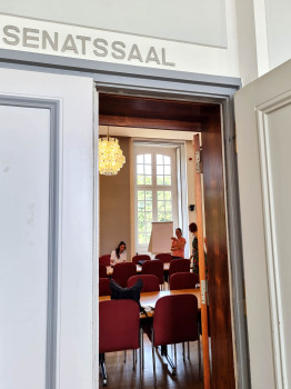 Mit der Referentin für Hochschulentwicklungsplanung und Hochschulrankings, Dr. Linda Schücker (Mitte), probieren Christiane Borgmann und Nicole Kleinhölting vorab die Raumtechnik aus und besprechen letzte offene Fragen zu einer Veranstaltung.<address>&copy; Uni MS - Brigitte Heeke</address>