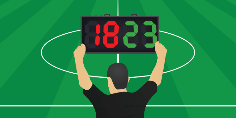 Symbolbild: Ein Schiedsrichter kündigt mit einer Anzeigetafel einen Spielerwechsel an.<address>© © Adobe Stock/marijaobradovic</address>
