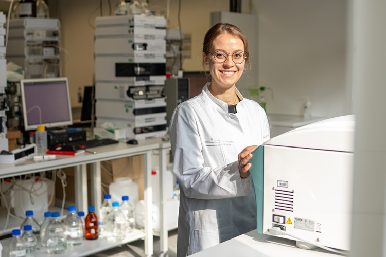 Doctoral student Lena Mahlberg is working on the question of how poorly soluble medicines can best be absorbed by the body.<address>&copy; Uni MS - Johannes Wulf</address>