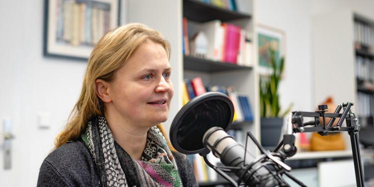 Das Foto zeigt die Wissenschaftlerin Prof. Dr. Julia Backmann vor einem Mikrofon.<address>&copy; Uni MS - Linus Peikenkamp</address>