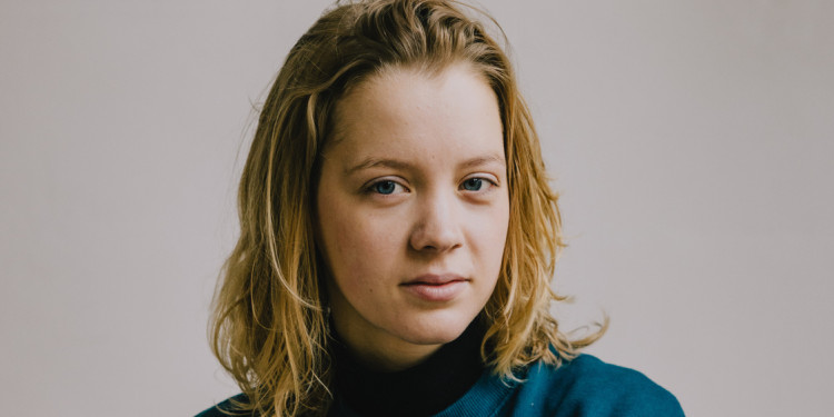 Porträt von Carla Reemtsma. Sie schaut in die Kamera und trägt einen blaugrünen Pullover.<address>© Gene Glover</address>