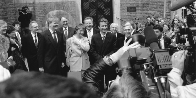 Die Schwarz-Weiß-Aufnahme zeigt mehrere Menschen vor dem Krameramtshaus, die von Journalisten mit Kameras und Fotografen umrahmt werden.<address>© LWL-Medienzentrum für Westfalen, Bildarchiv</address>