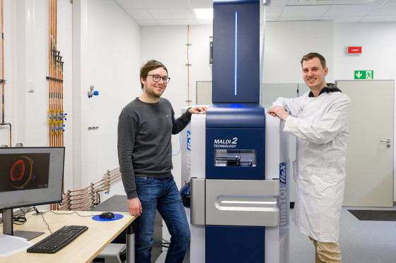 Eines der Massenspektrometer nach der Erstinstallation durch Dr. Sebatsian Beßler (links) und Dr. Jan Schwenzfeier.<address>© UKM - Erk Wibberg</address>