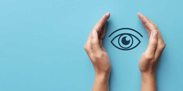 Auf dem Bild ist ein illustriertes Auge zu sehen, das von zwei Händen umrahmt wird.<address>© stock.adobe.com - fidaolga</address>