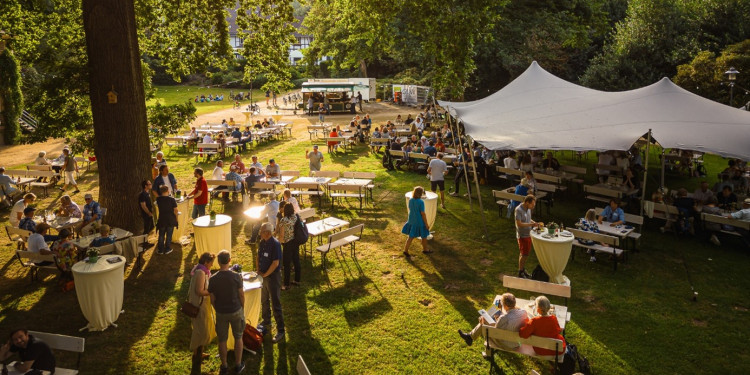 Der Alumni-Tag endet mit einem Grillbuffet im Schlossgarten<address>© Uni MS - Thomas Mohn</address>