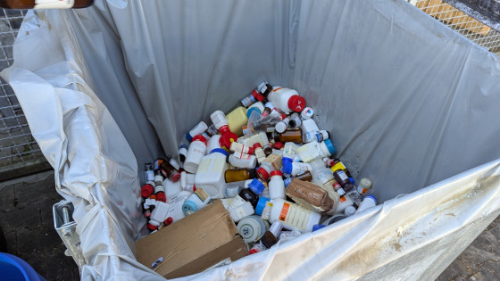 Auf dem Bild ist eine Transportkiste zu sehen, in der sich hunderte Chemikalienfläschchen befinden.<address>&copy; Uni MS - André Bednarz</address>