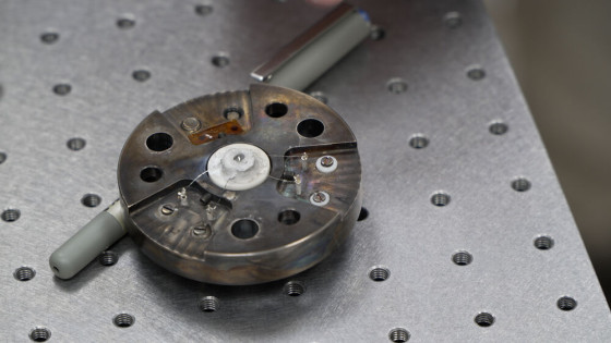 In speziellen Diamantstempelzellen (Foto) verdichten die Wissenschaftlerinnen und Wissenschaftler Wasser zusammen mit Metallen, Oxiden und anderen Mineralen und erhitzen diese Mischung typischerweise auf bis zu 800 Grad Celsius. So werden überkritische Fluide erzeugt.<address>© Uni MS - Johannes Wulf</address>