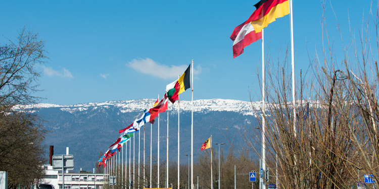 Flaggen verschiedener Länder am Kernforschungszentrum CERN<address>© Brice, Maximilien: CERN</address>