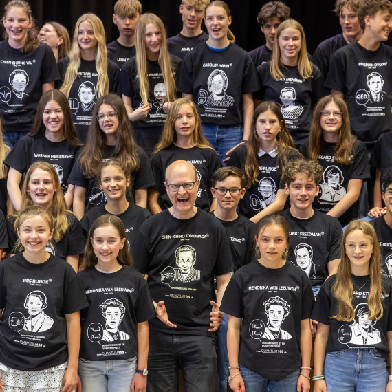 Physikdidaktiker Prof. Dr. Stefan Heusler (Mitte), Organisator der Abschlussveranstaltung zum Quantenjahr, mit Schülerinnen und Schülern der Chöre am Paulinum<address>© Uni MS - MünsterView</address>