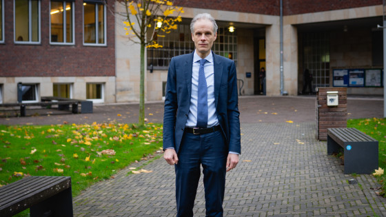 Zu sehen ist ein Foto von Prof. Dr. Niels Petersen im Innenhof des Juridicums.<address>© Uni MS - Linus Peikenkamp</address>