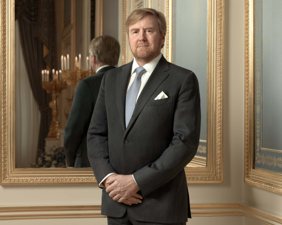 Ein Ganzkörperporträt von König Willem-Alexander.<address>© RVD - Gemmy Woud-Binnendijk</address>