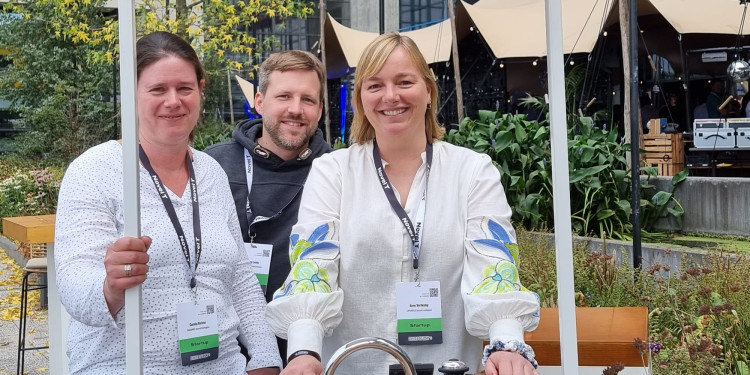 Zu sehen ist das Gründungsteam von CARAPAX: Dr. Carolin Richter, Dr. Philipp Lemke und Dr. Anne Vortkamp (v.l.) im Innenhof des „U Parkhotels“.<address>© Uni MS - Brigitte Heeke</address>