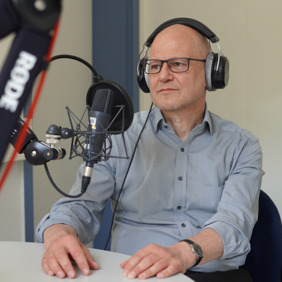Prof. Dr. Thomas Gutmann bei der Aufnahme des Podcast.<address>© Uni MS - Brigitte Heeke</address>