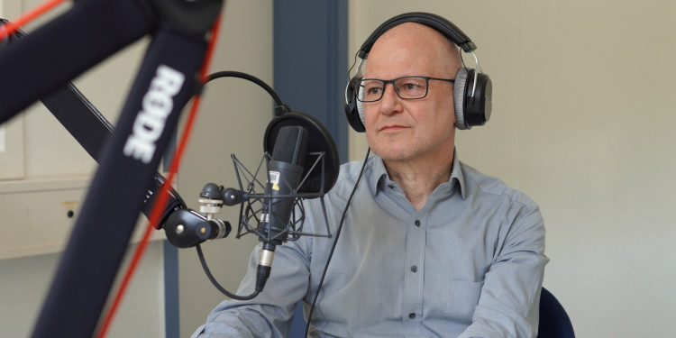 Prof. Dr. Thomas Gutmann bei der Aufnahme des Podcast.<address>© Uni MS - Brigitte Heeke</address>
