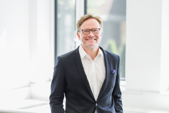 Zu sehen ist ein Porträt des Wirtschaftsinformatikers Prof. Dr. Jan vom Brocke.<address>© Daniela Patricia</address>
