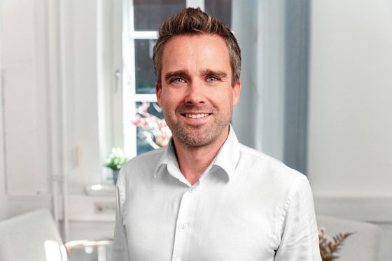 Zu sehen ist ein Porträt des Wirtschaftsinformatikers Prof. Dr. Tobias Brandt .<address>© Julian Meyer</address>