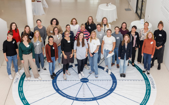Participants from five cohorts of the “MOMENTUM Women’s Leadership Journey” with the instructors Julie Doucet, Dr Katja Martinewski and Maren Telsemeyer (from right). The concept of the “Leadership Circle Profile” is all about helping to foster an awareness of one’s own leadership strengths and development potential.<address>© Uni MS - Peter Leßmann</address>