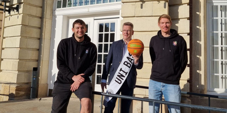 Rektor Prof. Dr. Johannes Wessels (M.) sicherte Cosmo Grühn (l.) und Stefan Weß die Unterstützung der Universität für die kommende Saison zu.<address>© Uni Münster - Brigitte Heeke</address>