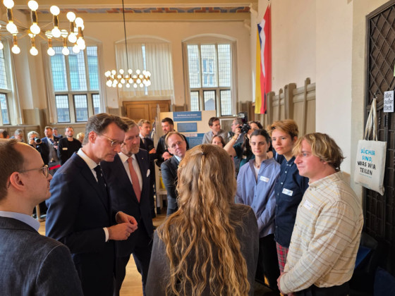 Zu sehen sind König Willem-Alexander (3. v.) und Ministerpräsident Hendrik Wüst (2. v. l.) im Gespräch mit Studierenden.<address>© Uni MS - Norbert Robers</address>