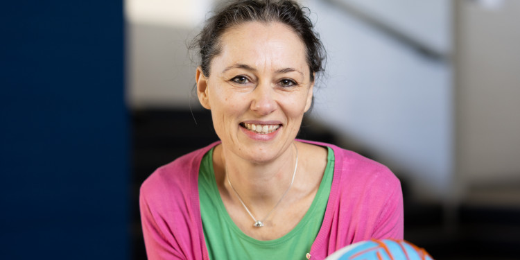 Auf dem Foto sieht man Prof. Dr. Ricarda Schubotz mit einem Modell eines menschlichen Gehirns. Sie forscht am Arbeitsbereich Biologische Psychologie an kognitiven und motorischen Defiziten von Menschen mit Parkinson.<address>© Uni MS - Peter Leßmann</address>