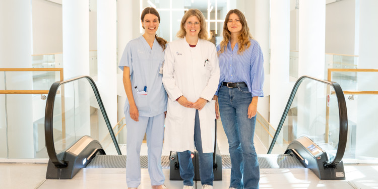 Au dem Bild sind von links nach rechts Franziska Krupp, Dr. Inga Claus und Angelina Bethke zu sehen. Sie stehen in einer lichtdurchfluteten Halle vor einer Rolltreppe und lachen in die Kamera.<address>© Uni MS - Johannes Wulf</address>
