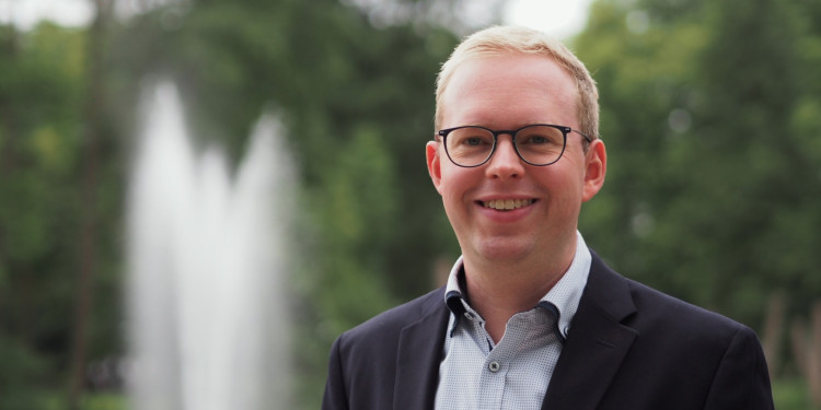 Zu sehen ist ein Porträtfoto von Dr. Markus Toppmöller.<address>© Wasserburg Rindern - Kira Wietharn</address>