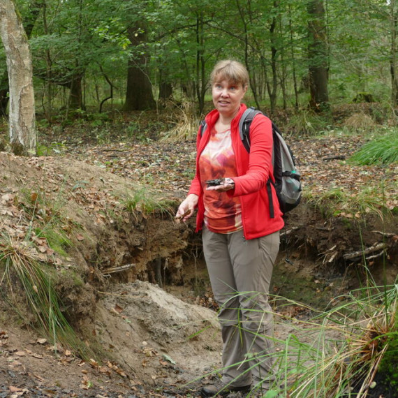 Prof. Dr. Ute Hamer erklärt den Studierenden die Besonderheiten des Bodens in der Hohen Ward.<address>© Uni MS - Kathrin Kottke</address>