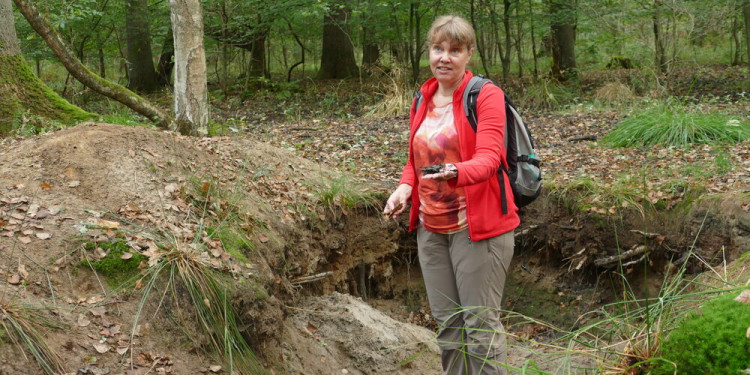 Prof. Dr. Ute Hamer erklärt den Studierenden die Besonderheiten des Bodens in der Hohen Ward.<address>© Uni MS - Kathrin Kottke</address>