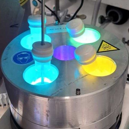 PresEnergy supply via irradiation with light in a photoreactor.s release image.jpg<address>© AK Gilmour</address>