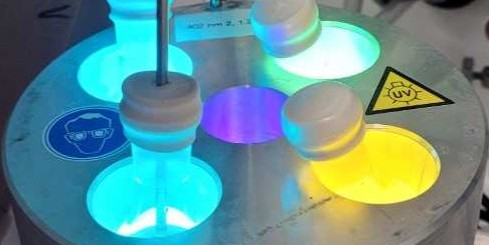 PresEnergy supply via irradiation with light in a photoreactor.s release image.jpg<address>© AK Gilmour</address>