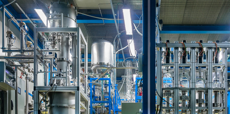 Abbildung der Destillationsanlage „made in Münster“ im Dunkle-Materie-Experiment „XENONnT“ des Gran-Sasso-Untergrundlabors<address>© Henning Schulze Eißing</address>