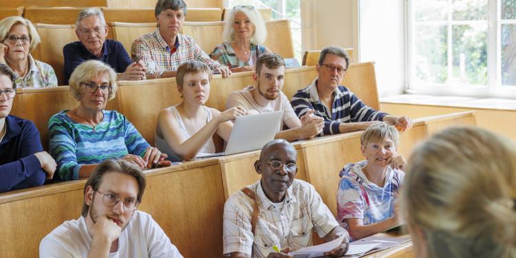 Symbolbild mit Studierenden in einem Hörsaal.<address>© Nike Gais</address>