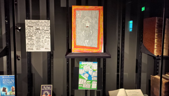 Manfred Wkeng Aseng, ein Künstler aus Neuguinea, hat für die Ausstellung Bilder gemalt.<address>© Bibelmuseum Münster</address>