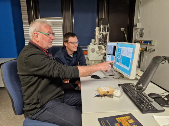 Zwei Wissenschaftler der Universität Münster analysieren im Labor Daten des Meteoriten „Haag“, um seine Zusammensetzung und Entstehungsgeschichte zu erforschen.<address>© M. Patzek</address>