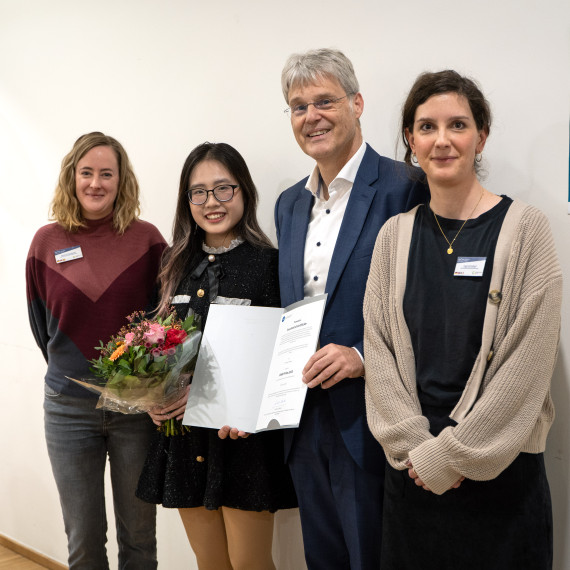 Zu sehen ist ein Foto mit vier Personen: Jessica Eickmann, Preisträgerin Tran Ha Linh Phan, Prorektor Prof. Dr. Michael Quante und Inga Schubert (v.l.).<address>© Uni MS - Brigitte Heeke</address>