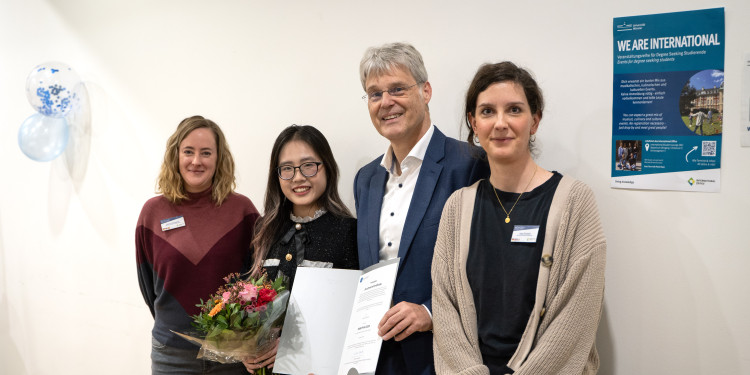 Zu sehen ist ein Foto mit vier Personen: Jessica Eickmann, Preisträgerin Tran Ha Linh Phan, Prorektor Prof. Dr. Michael Quante und Inga Schubert (v.l.).<address>© Uni MS - Brigitte Heeke</address>