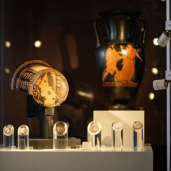 Mit der Sonderausstellung „Sizilien – Insel der Arethusa“ präsentiert das Archäologische Museum der Universität Münster ab dem 8. November Münzen der Insel Sizilien.<address>© Archäologisches Museum Münster</address>