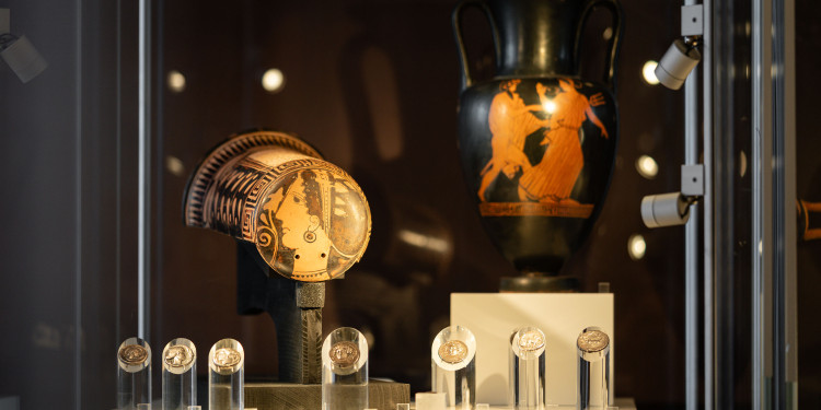 Mit der Sonderausstellung „Sizilien – Insel der Arethusa“ präsentiert das Archäologische Museum der Universität Münster ab dem 8. November Münzen der Insel Sizilien.<address>© Archäologisches Museum Münster</address>