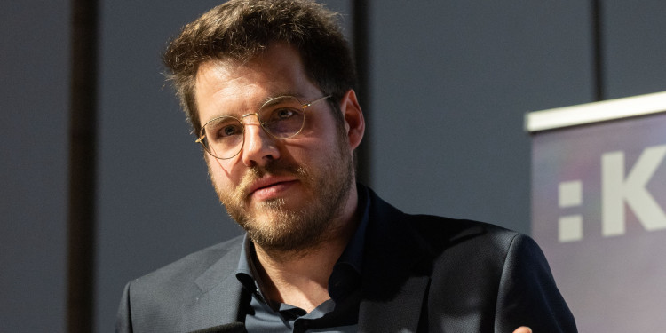 Porträtfoto von Dr. Stefan Rinner an einem Rednerpult<address>© wildbild</address>