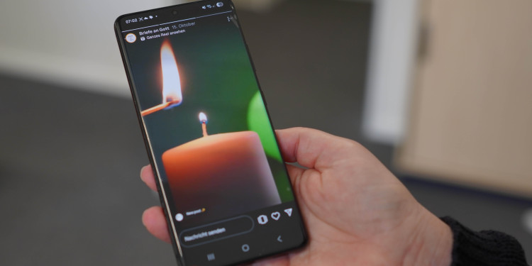 Zu sehen ist ein Handybildschirm mit einem Screenshot des geschilderten Videos.<address>© Uni MS - Linus Peikenkamp</address>