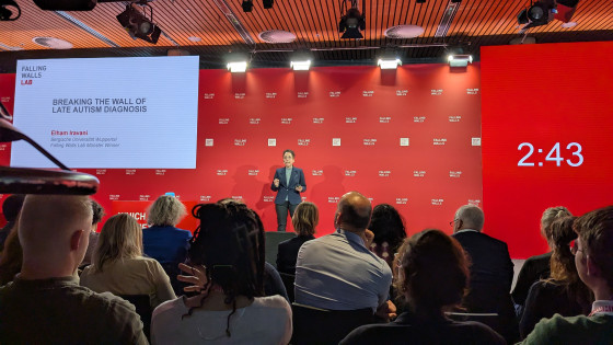 Die Uhr tickt - auch für Elham Iravani, Doktorandin an der Universität Wuppertal und Siegerin des Labs in Münster.<address>© Uni MS - André Bednarz</address>